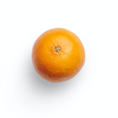 白色表面的橙色果实